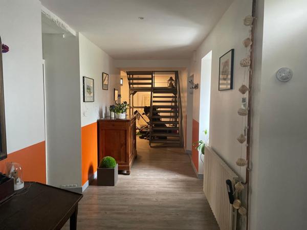 Belle maison de village, offrant 7 pièces dont deux chambres pouvant être partagées pour accueillir des personnes supplémentaires .