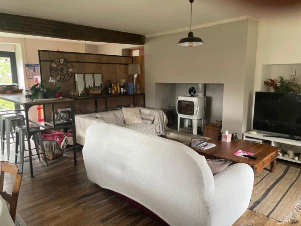 Belle maison de village, offrant 7 pièces dont deux chambres pouvant être partagées pour accueillir des personnes supplémentaires .