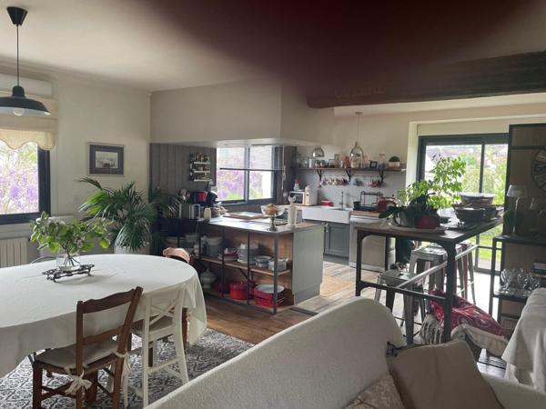 Belle maison de village, offrant 7 pièces dont deux chambres pouvant être partagées pour accueillir des personnes supplémentaires .