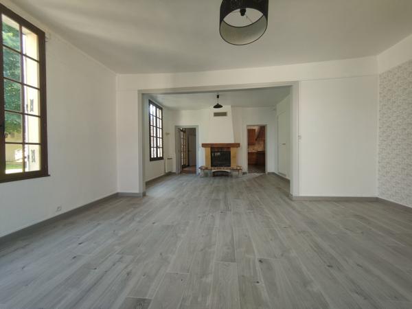 MAGNIFIQUE MAISON BOURGEOISE DE 150 M² HAB AVEC GARAGES ET DEPENDANCE SUR UN TERRAIN CLOS DE 800 M² AU CALME Chambly (60230)