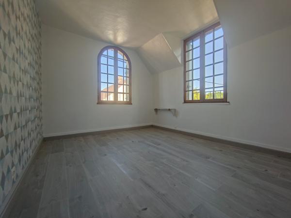 MAGNIFIQUE MAISON BOURGEOISE DE 150 M² HAB AVEC GARAGES ET DEPENDANCE SUR UN TERRAIN CLOS DE 800 M² AU CALME Chambly (60230)