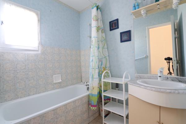 ROYAN - QUARTIER DU PARC - 200 M PLAGE - T3 AVEC JARDIN ET PARKING - GARAGE en option