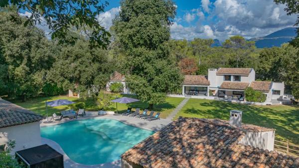 Villa de prestige dans un domaine sécurisé à valbonne