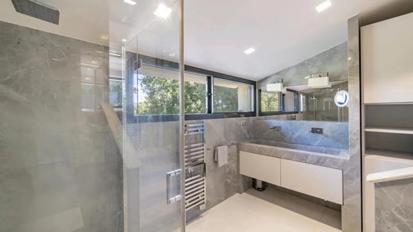 Villa de prestige dans un domaine sécurisé à valbonne