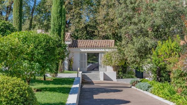 Villa de prestige dans un domaine sécurisé à valbonne