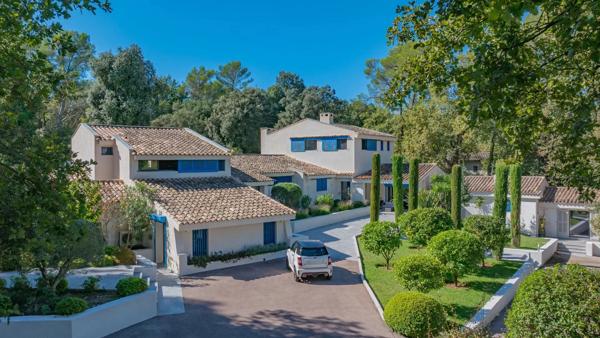 Villa de prestige dans un domaine sécurisé à valbonne