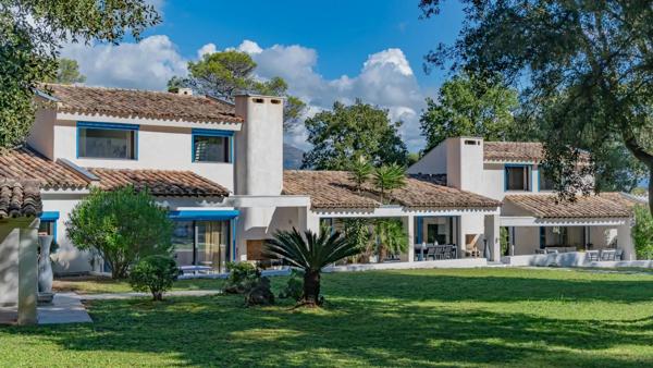 Villa de prestige dans un domaine sécurisé à valbonne