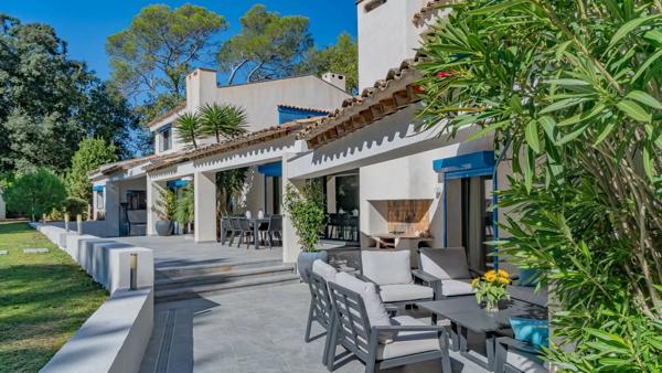 Villa de prestige dans un domaine sécurisé à valbonne