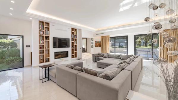Villa de prestige dans un domaine sécurisé à valbonne