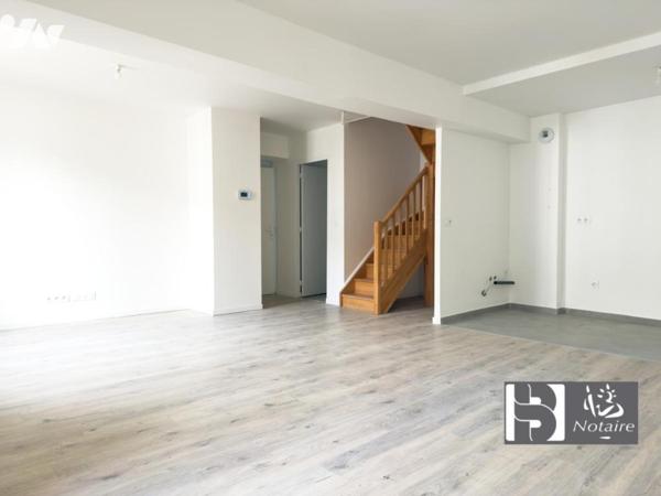 Duplex 63 m², 2 chambres, rénové, hyper centre Meaux, proche gare et commerces.