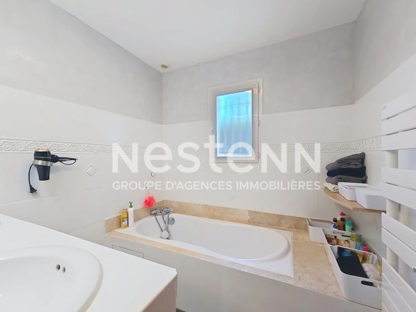 Maison de plain-pied,  4 pièces, 101 m² habitables, Jardin clos avec piscine