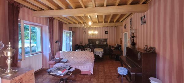 Mensignac (24350) À vendre maison de 145 m²,5 chambres,nombreuses dépendances ,14 000 m² de terrain ,calme et sans vie à vie.