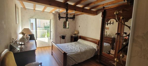 Mensignac (24350) À vendre maison de 145 m²,5 chambres,nombreuses dépendances ,14 000 m² de terrain ,calme et sans vie à vie.