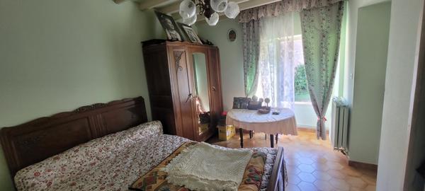 Mensignac (24350) À vendre maison de 145 m²,5 chambres,nombreuses dépendances ,14 000 m² de terrain ,calme et sans vie à vie.