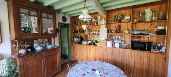 Mensignac (24350) À vendre maison de 145 m²,5 chambres,nombreuses dépendances ,14 000 m² de terrain ,calme et sans vie à vie.