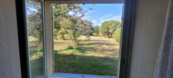 Mensignac (24350) À vendre maison de 145 m²,5 chambres,nombreuses dépendances ,14 000 m² de terrain ,calme et sans vie à vie.