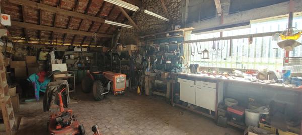 Mensignac (24350) À vendre maison de 145 m²,5 chambres,nombreuses dépendances ,14 000 m² de terrain ,calme et sans vie à vie.