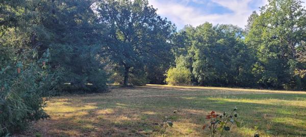 Mensignac (24350) À vendre maison de 145 m²,5 chambres,nombreuses dépendances ,14 000 m² de terrain ,calme et sans vie à vie.