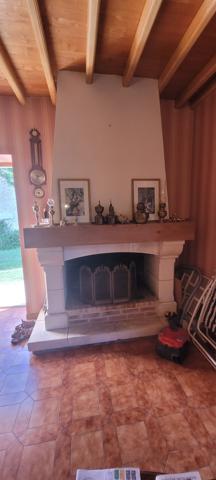 Mensignac (24350) À vendre maison de 145 m²,5 chambres,nombreuses dépendances ,14 000 m² de terrain ,calme et sans vie à vie.