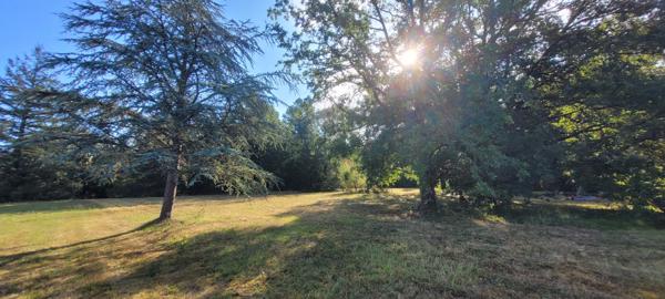 Mensignac (24350) À vendre maison de 145 m²,5 chambres,nombreuses dépendances ,14 000 m² de terrain ,calme et sans vie à vie.