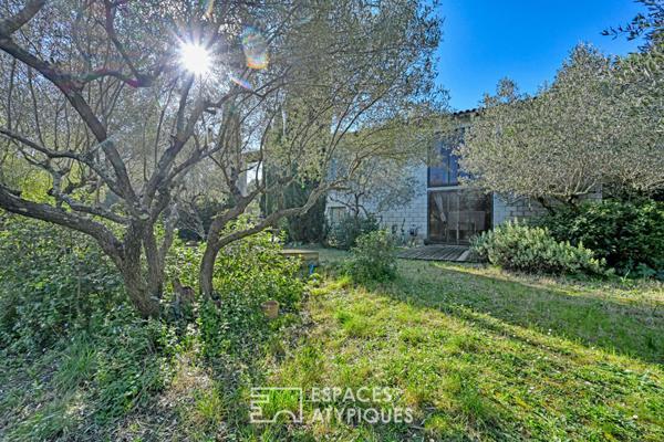 L’atelier d’artiste : une villa à fort potentiel en jardin bucolique