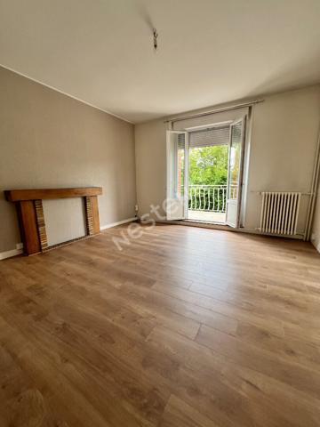 Appartement 101 M2  EDF,CHAUFFAGE, EAU COMPRISES;