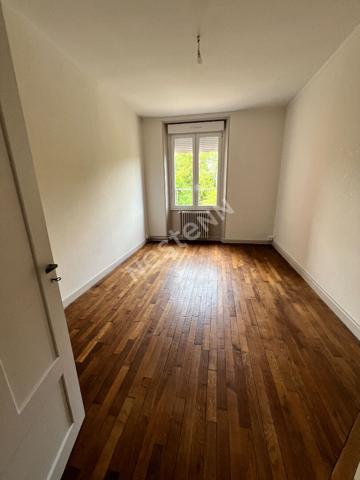 Appartement 101 M2  EDF,CHAUFFAGE, EAU COMPRISES;