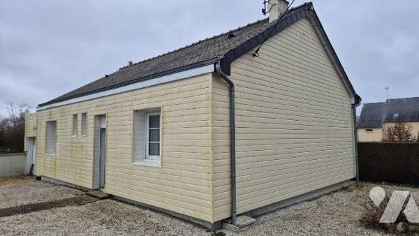 GORRON : pavillon 100% de plain-pied comprenant:
- Entrée, salon/séjour,  cuisine, dégagement,...