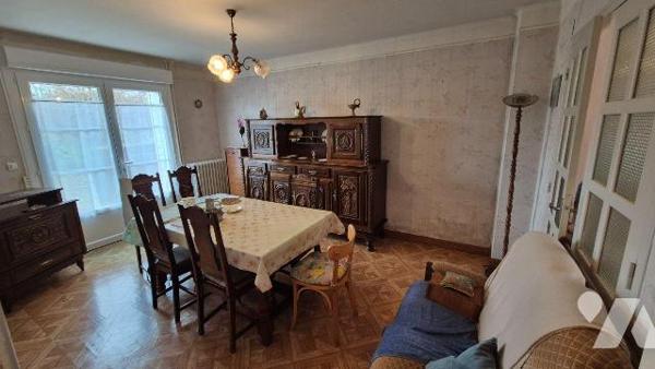 GORRON : pavillon 100% de plain-pied comprenant:
- Entrée, salon/séjour,  cuisine, dégagement,...