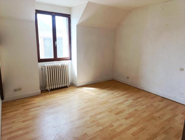 Charmante maison de ville 4 pièces à Issoudun (36) – Proche commodités, avec courette et cave voûtée