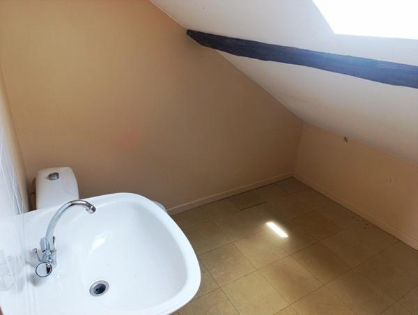 Charmante maison de ville 4 pièces à Issoudun (36) – Proche commodités, avec courette et cave voûtée