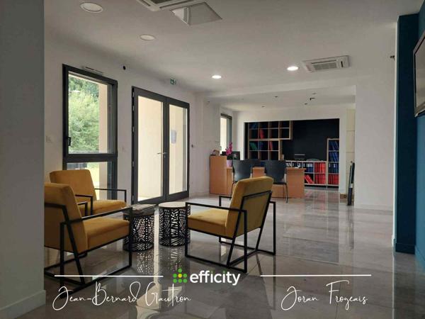 Bureau 17 pièces - 573 m²