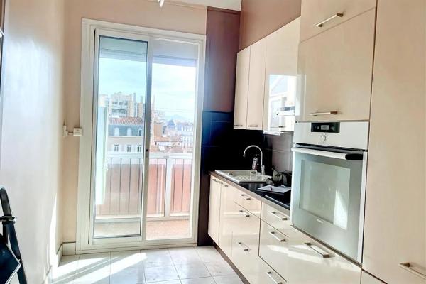 GRAND T2 AVEC 3 BALCONS IDEALEMENT SITUE