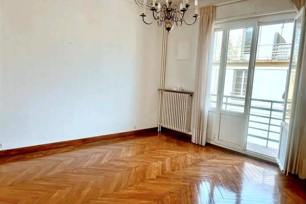 GRAND T2 AVEC 3 BALCONS IDEALEMENT SITUE