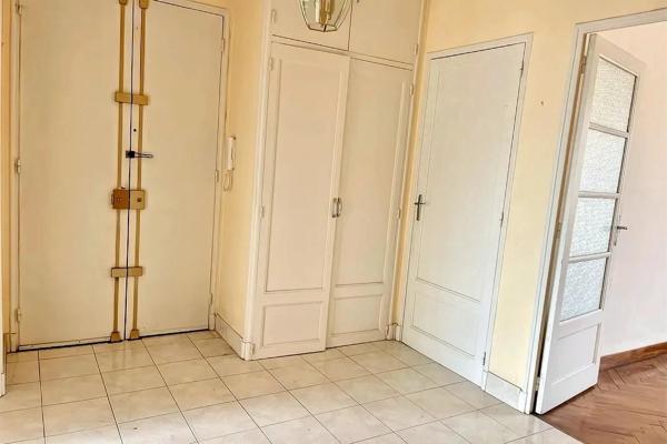 GRAND T2 AVEC 3 BALCONS IDEALEMENT SITUE