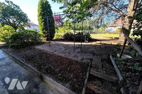 Quartier résidentiel calme de PONT-DU-CHATEAU - L'étude vous propose à la vente celle belle mai...
