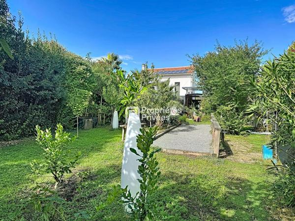BORDEAUX  MAISON EN PIERRE RÉNOVÉE 345 M²  5 CHAMBRES  PISCINE  JARDIN PAYSAGER DE PLUS DE 1 500 M²
