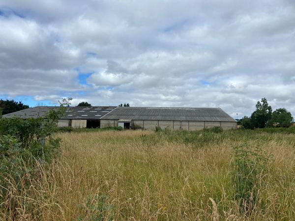 Terrain de 1 720 m² en zone UE ? Idéal activité artisanale ou industrielle ? Proche axes routiers