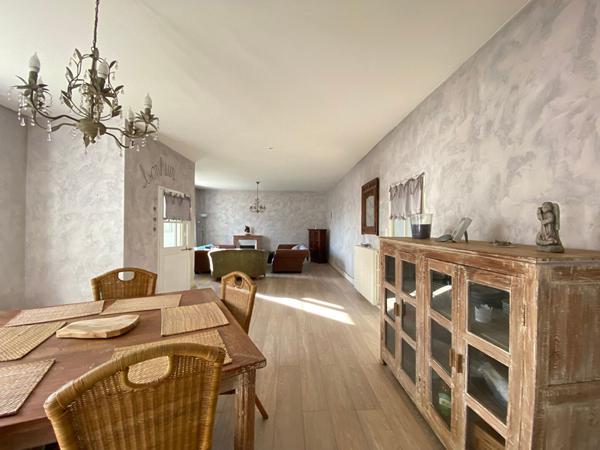 A Saujon maison de ville de 152 m²,1 étage, 3 chambres dont 1 au rez de chaussée ,avec son jardin clos.