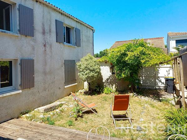 A Saujon maison de ville de 152 m²,1 étage, 3 chambres dont 1 au rez de chaussée ,avec son jardin clos.