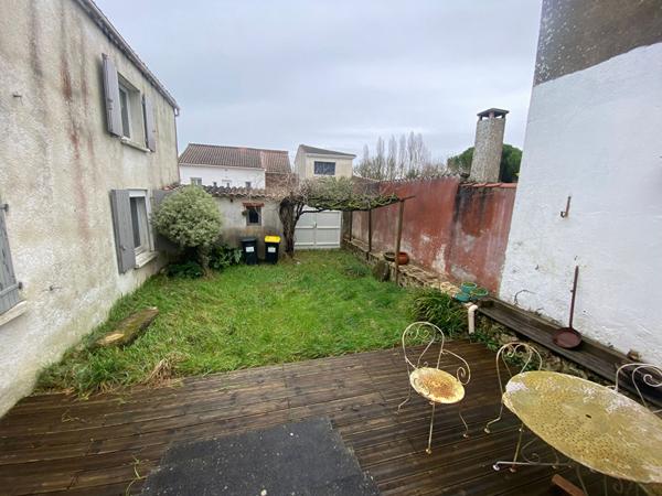 A Saujon maison de ville de 152 m²,1 étage, 3 chambres dont 1 au rez de chaussée ,avec son jardin clos.