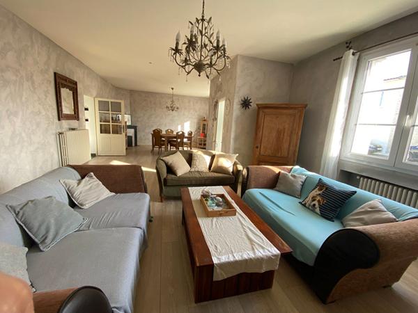 A Saujon maison de ville de 152 m²,1 étage, 3 chambres dont 1 au rez de chaussée ,avec son jardin clos.