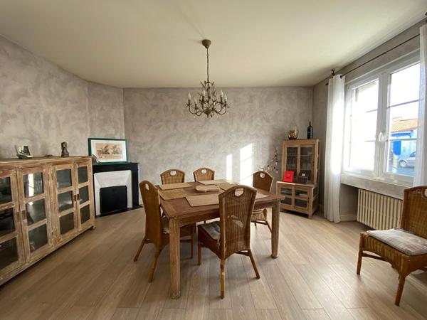 A Saujon maison de ville de 152 m²,1 étage, 3 chambres dont 1 au rez de chaussée ,avec son jardin clos.