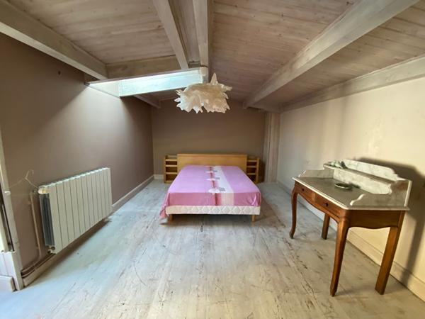 A Saujon maison de ville de 152 m²,1 étage, 3 chambres dont 1 au rez de chaussée ,avec son jardin clos.