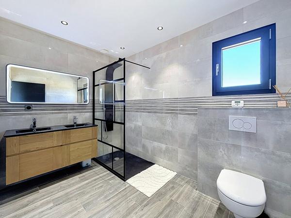 Maison contemporaine de 145m² habitable, 4 chambres,  un garage proches autoroute A 42