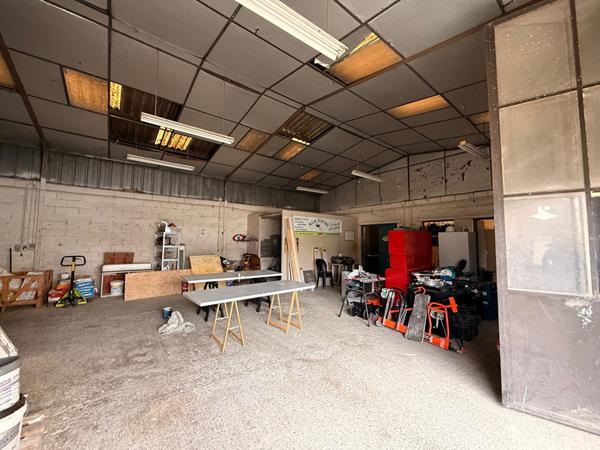 LOCAL AVEC STATIONNEMENT ET BUREAUX- CARCASSONNE