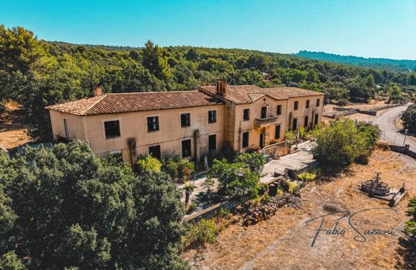 Immeuble à vendre 37 pièces de 1 700 m²