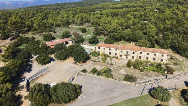 Immeuble à vendre 37 pièces de 1 700 m²