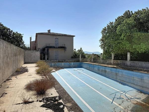 Immeuble à vendre 37 pièces de 1 700 m²