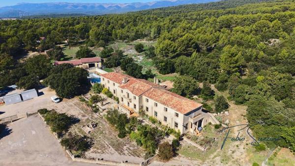 Immeuble à vendre 37 pièces de 1 700 m²